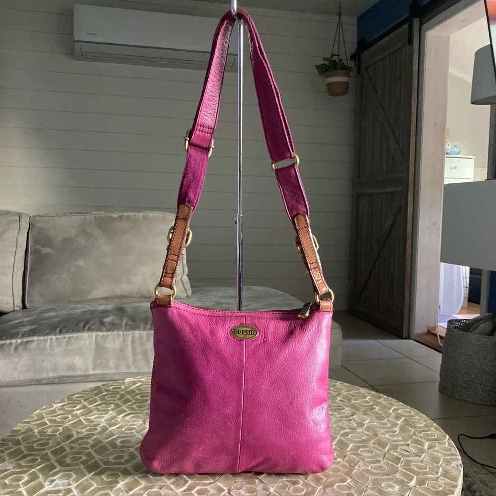 Fossil ‘Explorer’ cow-hide leather crossbody in ‘fuchsia’ - Picture 3 of 15